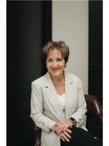 Agent photo – Lori Hellofs
