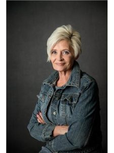 Agent photo – Sandi Hallgren