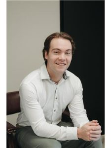 Agent photo – Brad Hellofs