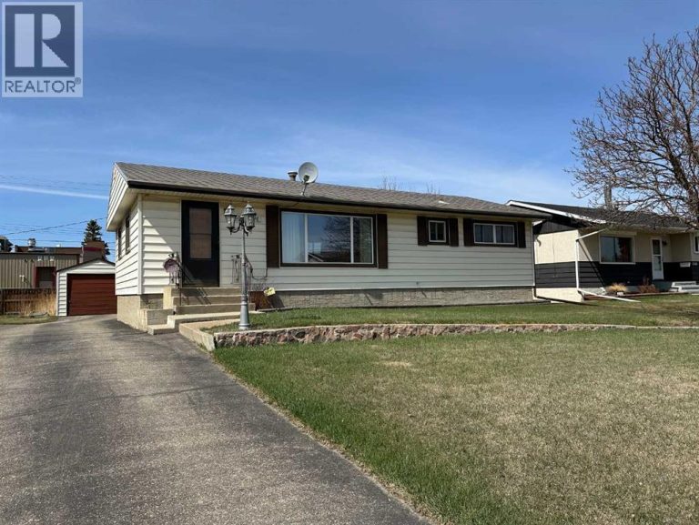 Listing photo – 5550 & 5552 47 Avenue Crescent, Ponoka