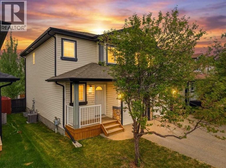 Listing photo – 44 Arthur Close, Red Deer