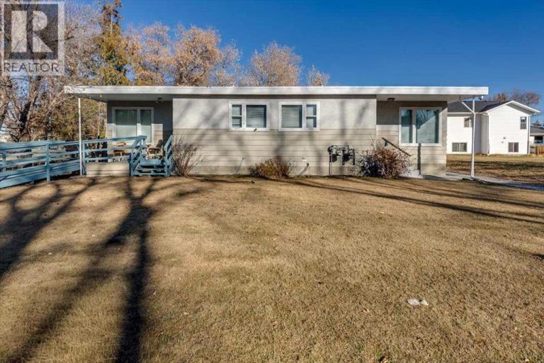 Listing photo – 5216 & 5218 56 Avenue, Ponoka