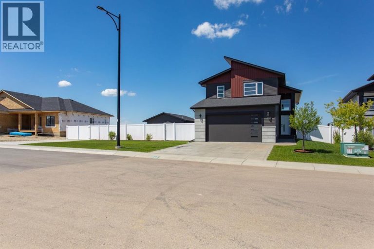 Listing photo – 70 PARLBY Crescent, Lacombe