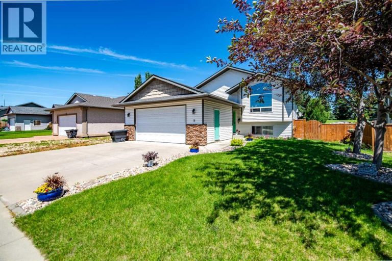 8 Iron Wolf Ridge, Lacombe
