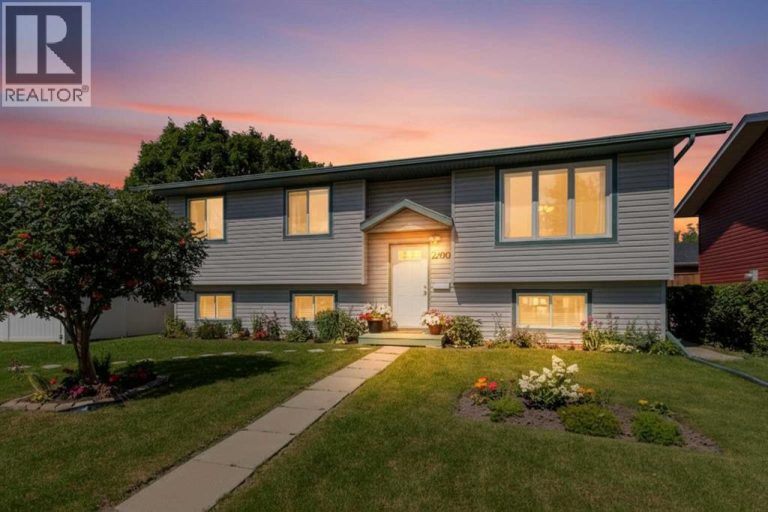 2100 25 Avenue, Bowden