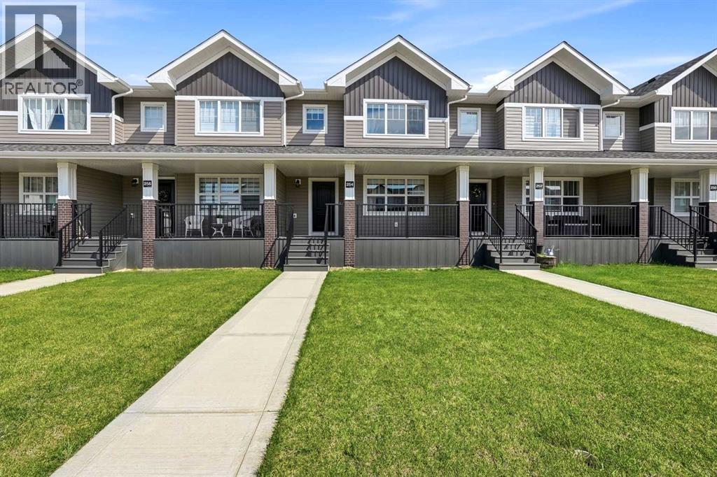 Listing photo – 254 Halifax Close, Penhold