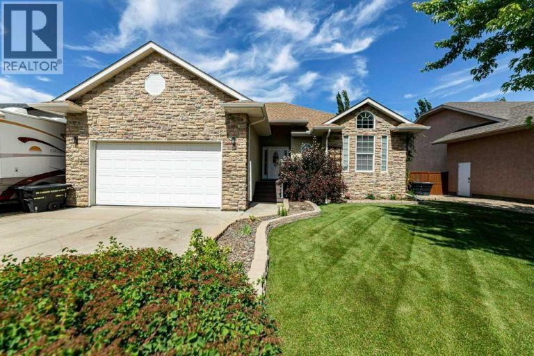 12 Iron Wolf Ridge, Lacombe